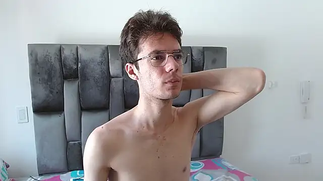 Snapshot of VIKTORNOIR chatting on 11.12.25 VIKTORNOIR online show from 11.12.25