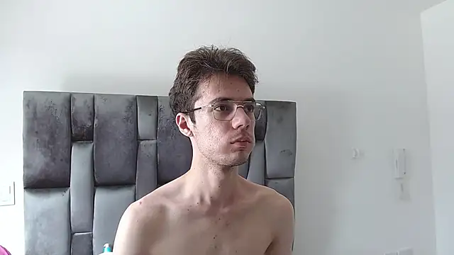 Snapshot of VIKTORNOIR chatting on 11.13.25 VIKTORNOIR online show from 11.13.25