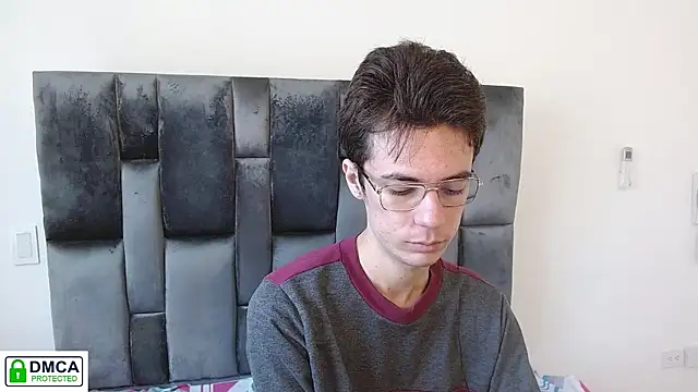 Snapshot of VIKTORNOIR chatting on 11.17.25 VIKTORNOIR online show from 11.17.25