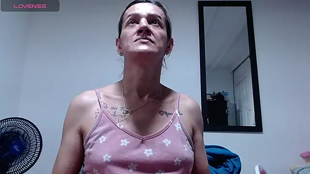 Snapshot of AllysonStonne chatting on 10.22.25 AllysonStonne online show from 10.22.25