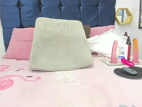 Snapshot of candy_big_tits18 chatting on 10.22.25 candy big tits18 online show from 10.22.25