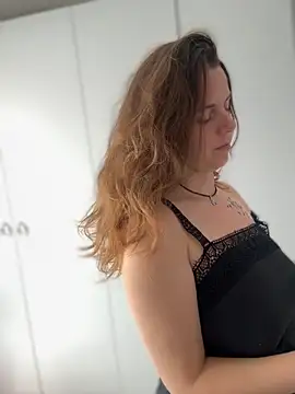 Snapshot of TenderLaGlamor chatting on 10.16.25 TenderLaGlamor online show from 10.16.25