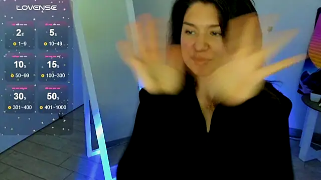 Snapshot of Sandra_Curly chatting on 10.19.25 Sandra Curly online show from 10.19.25