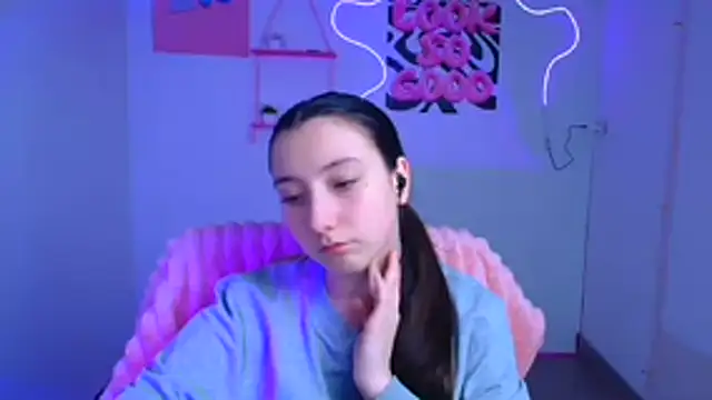 Snapshot of ScarlettVibe_ chatting on 10.27.25 ScarlettVibe online show from 10.27.25