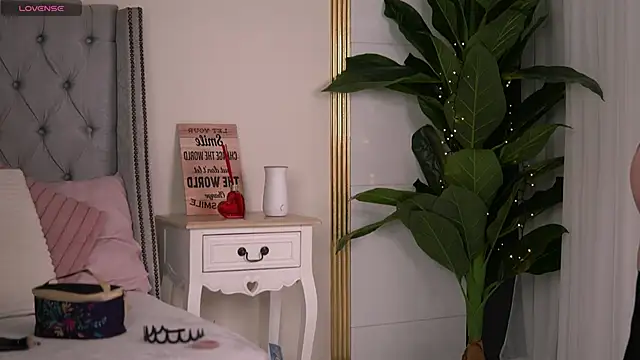 RebeccaRese online show from 04.03.26