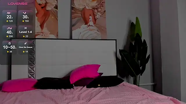 Snapshot of CloveDia chatting on 09.27.25 CloveDia online show from 09.27.25