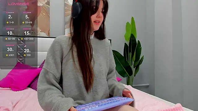 Snapshot of CloveDia chatting on 10.05.25 CloveDia online show from 10.05.25