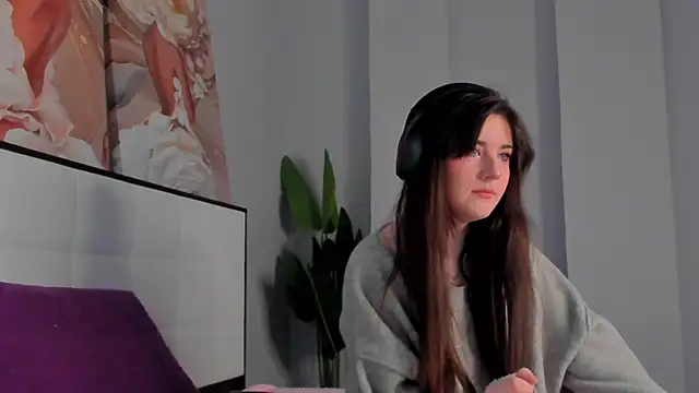 Snapshot of CloveDia chatting on 10.25.25 CloveDia online show from 10.25.25