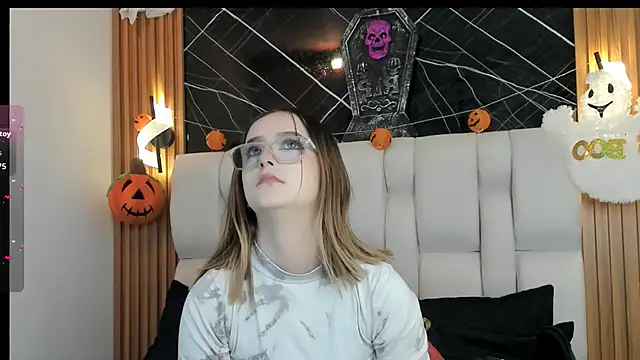 Snapshot of kristal_joi_dl chatting on 10.22.25 kristal joi dl online show from 10.22.25