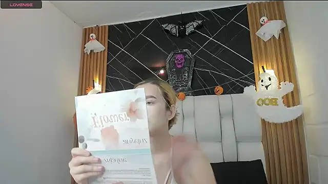 Snapshot of kristal_joi_dl chatting on 10.27.25 kristal joi dl online show from 10.27.25