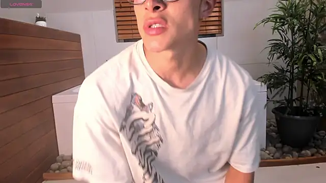 Snapshot of AustinJones_ chatting on 10.16.25 AustinJones online show from 10.16.25