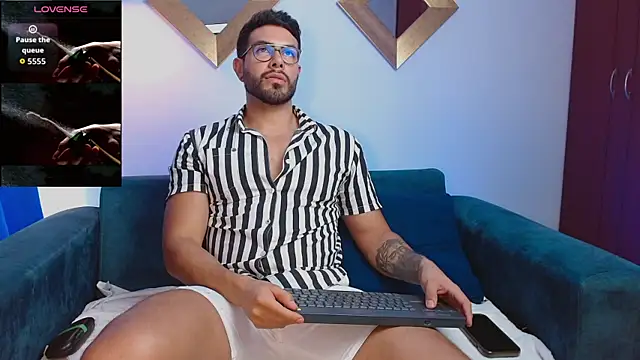 Snapshot of ZarekFox chatting on 10.15.25 ZarekFox online show from 10.15.25