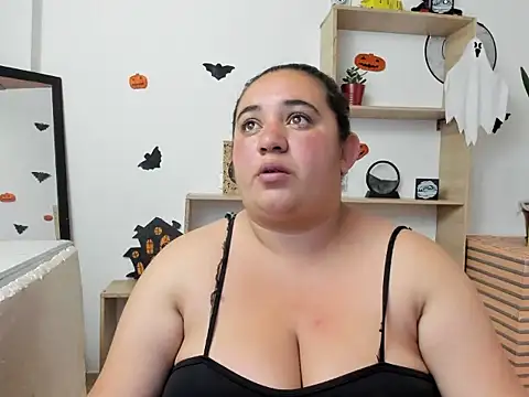 Snapshot of Khloe_Tommson_ chatting on 10.29.25 Khloe Tommson online show from 10.29.25