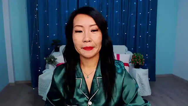 Snapshot of LiaPak chatting on 10.03.25 LiaPak online show from 10.03.25