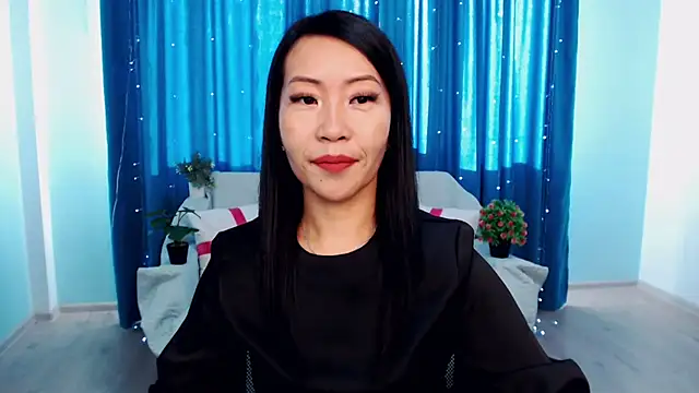 Snapshot of LiaPak chatting on 10.13.25 LiaPak online show from 10.13.25