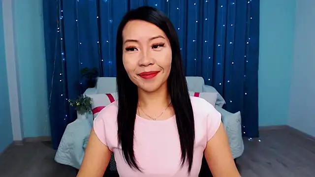 Snapshot of LiaPak chatting on 10.14.25 LiaPak online show from 10.14.25