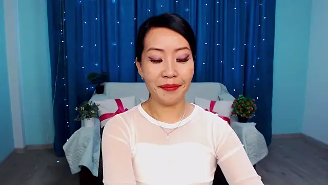 Snapshot of LiaPak chatting on 10.21.25 LiaPak online show from 10.21.25