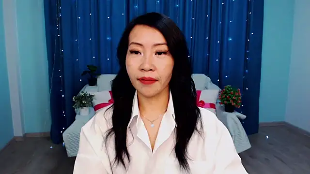 Snapshot of LiaPak chatting on 10.23.25 LiaPak online show from 10.23.25