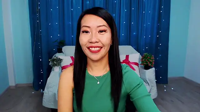 Snapshot of LiaPak chatting on 10.24.25 LiaPak online show from 10.24.25