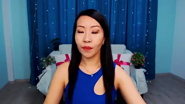 Snapshot of LiaPak chatting on 10.27.25 LiaPak online show from 10.27.25