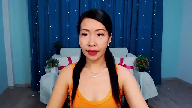 Snapshot of LiaPak chatting on 10.28.25 LiaPak online show from 10.28.25