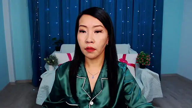 Snapshot of LiaPak chatting on 10.30.25 LiaPak online show from 10.30.25