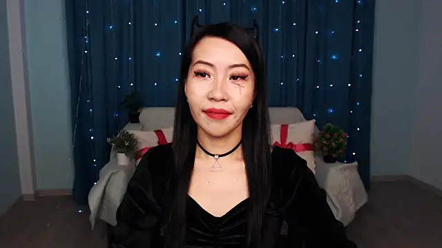 Snapshot of LiaPak chatting on 10.31.25 LiaPak online show from 10.31.25