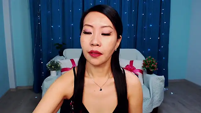 Snapshot of LiaPak chatting on 11.05.25 LiaPak online show from 11.05.25