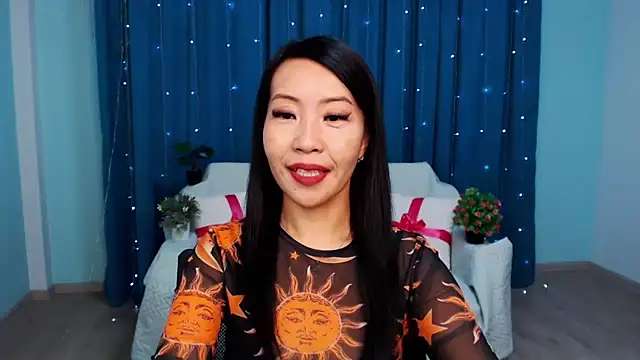 Snapshot of LiaPak chatting on 11.06.25 LiaPak online show from 11.06.25