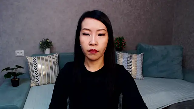 Snapshot of LiaPak chatting on 11.13.25 LiaPak online show from 11.13.25