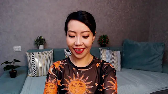 Snapshot of LiaPak chatting on 11.14.25 LiaPak online show from 11.14.25