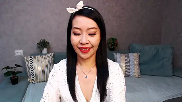 Snapshot of LiaPak chatting on 11.17.25 LiaPak online show from 11.17.25
