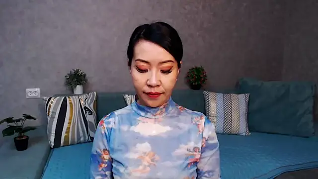 Snapshot of LiaPak chatting on 11.18.25 LiaPak online show from 11.18.25