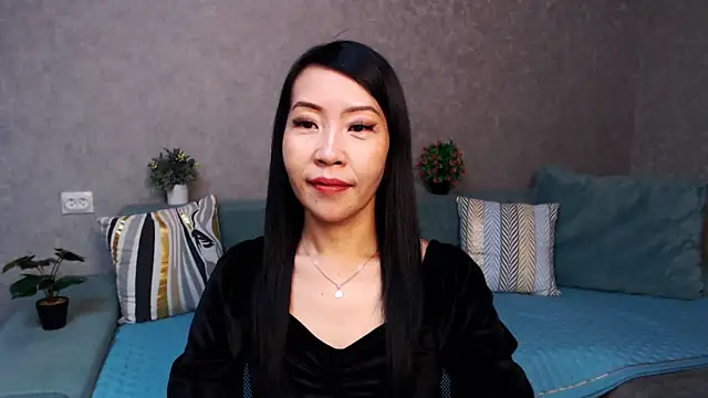 Snapshot of LiaPak chatting on 11.19.25 LiaPak online show from 11.19.25