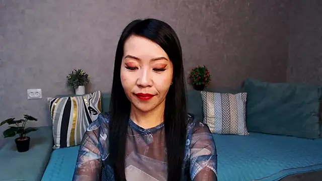 Snapshot of LiaPak chatting on 11.21.25 LiaPak online show from 11.21.25