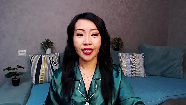 Snapshot of LiaPak chatting on 11.22.25 LiaPak online show from 11.22.25