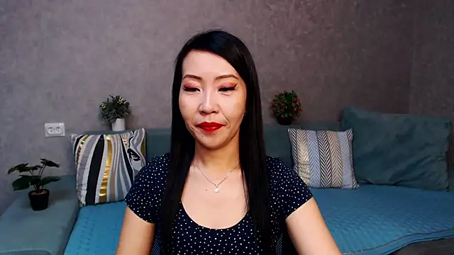 Snapshot of LiaPak chatting on 11.24.25 LiaPak online show from 11.24.25