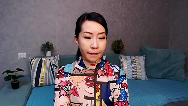 Snapshot of LiaPak chatting on 11.25.25 LiaPak online show from 11.25.25