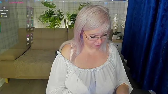 Snapshot of Hella_Fabel chatting on 02.04.26 Hella Fabel online show from 02.04.26