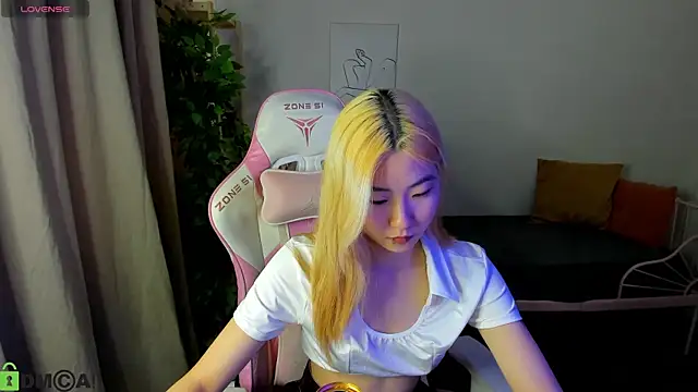 Snapshot of Aisi_18 chatting on 10.09.25 Aisi 18 online show from 10.09.25