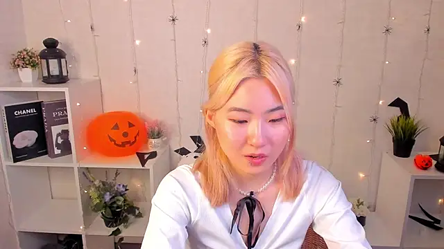 Snapshot of Aisi_18 chatting on 10.30.25 Aisi 18 online show from 10.30.25