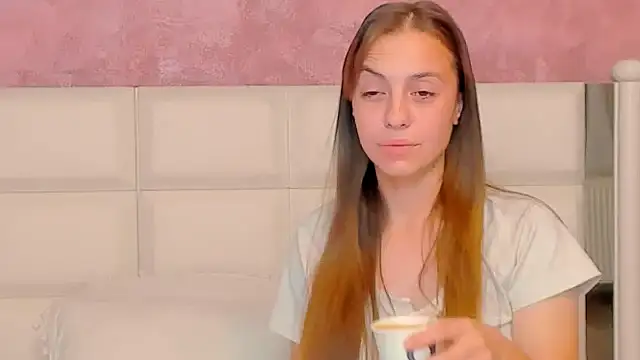 Snapshot of MillieTinny chatting on 10.06.25 MillieTinny online show from 10.06.25