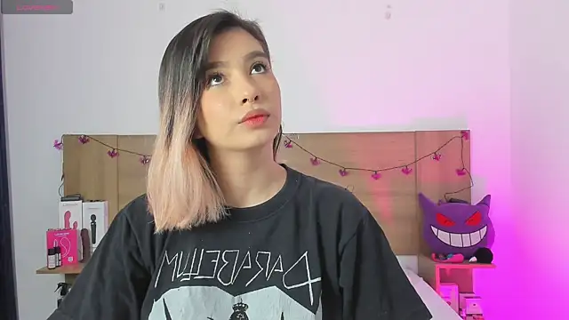 Snapshot of Akatsumi_ chatting on 10.31.25 Akatsumi online show from 10.31.25