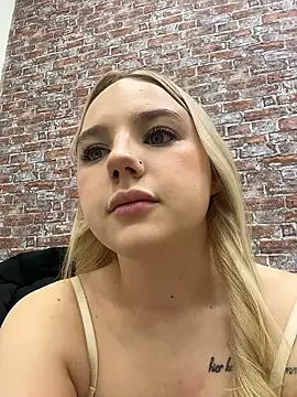 Snapshot of Sky_Cutie chatting on 01.18.26 Sky Cutie online show from 01.18.26