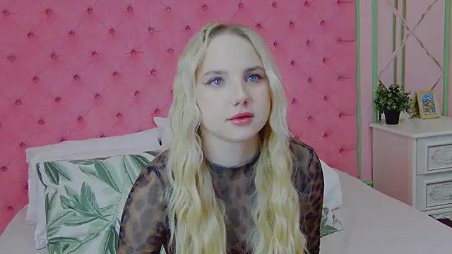 Snapshot of Sky_Cutie chatting on 02.22.26 Sky Cutie online show from 02.22.26