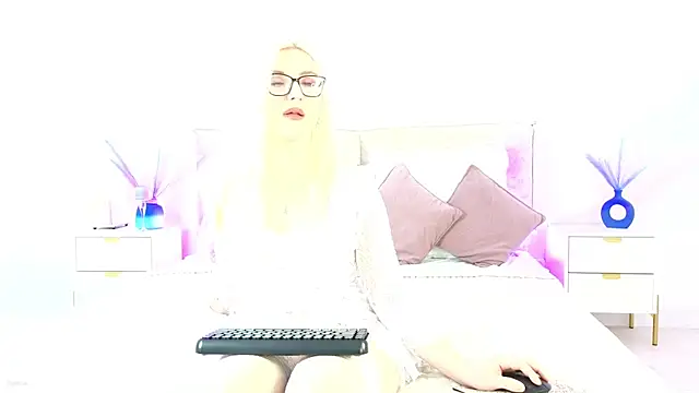 Snapshot of Jules_night chatting on 10.11.25 Jules night online show from 10.11.25