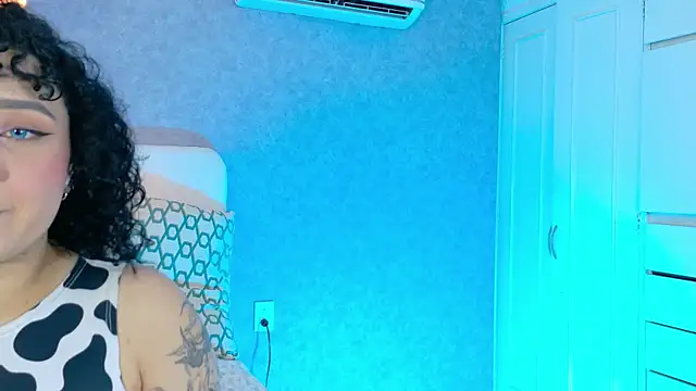 Snapshot of Tracielowe_w chatting on 10.08.25 Tracielowe w online show from 10.08.25