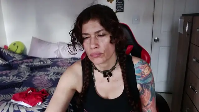 Snapshot of fenix_colette chatting on 09.10.25 fenix colette online show from 09.10.25