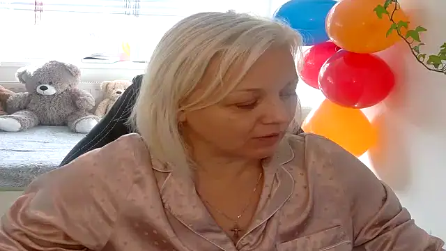 Linsy Kim online show from 12.18.25