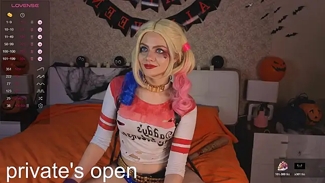 Snapshot of Brittney_Shaw chatting on 10.31.25 Brittney Shaw online show from 10.31.25